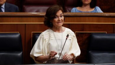 Calvo acusa al PP de "hacer política con los muertos" y defiende las cifras del Gobierno