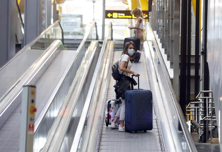 Expertos advierten del "riesgo inminente" de contagios si no se actúa en Barajas