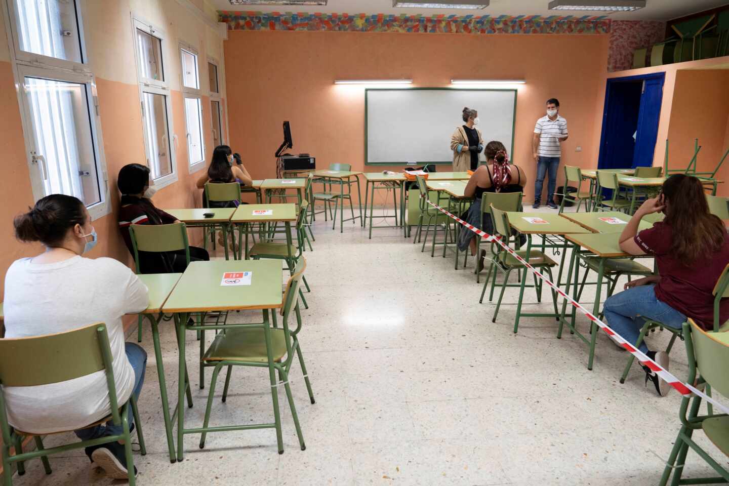 El plan de Celáa para ‘la vuelta al cole’ obligará a contratar a miles de profesores interinos