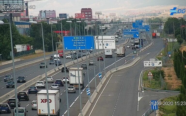 Kilómetros de atascos en Madrid en el primer viernes sin restricciones para viajar por España