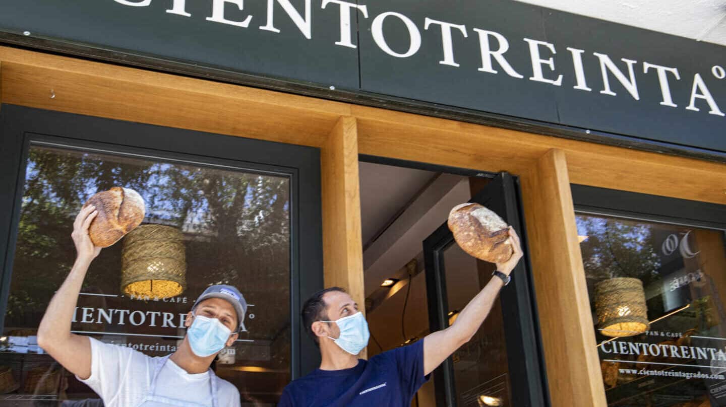 Los hermanos Alberto y Guido, en la puerta de su obrador en Madrid