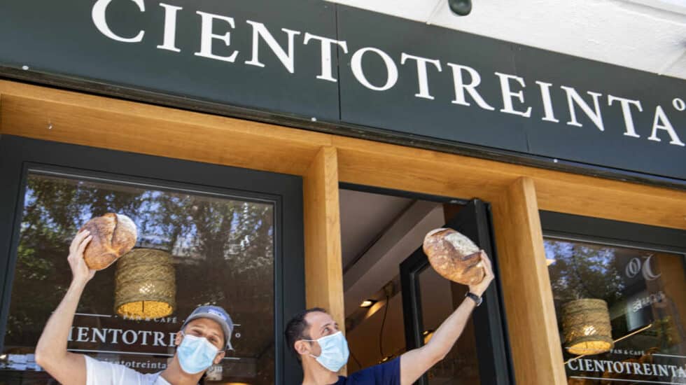 Los hermanos Alberto y Guido, en la puerta de su obrador en Madrid