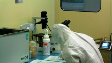 Oxford ya produce vacunas del COVID-19 para venderlas en diciembre si confirma su eficacia