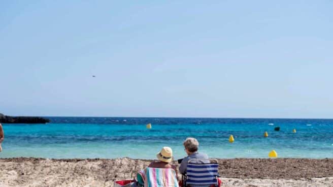 Dos bañistas en la Cala en Bosch, una playa de Menorca.