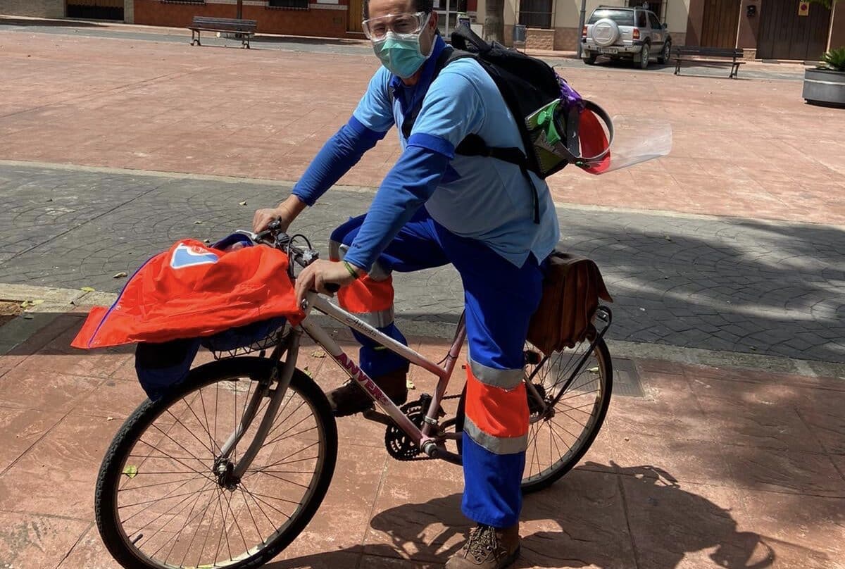 Un médico de pueblo, expedientado por unas mascarillas regaladas