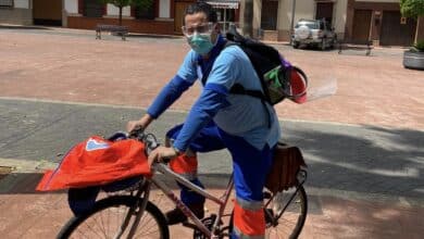 Un médico de pueblo, expedientado por unas mascarillas regaladas