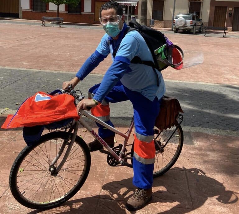 Un médico de pueblo, expedientado por unas mascarillas regaladas