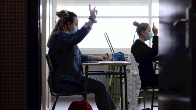 ¿Cuándo es selectividad en cada Comunidad Autónoma? Alumna en clase con mascarilla durante la pandemia