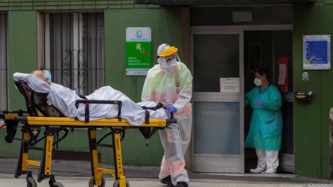 Un anciano es trasladado con covid residencia-traslado-coronavirus-1440x950