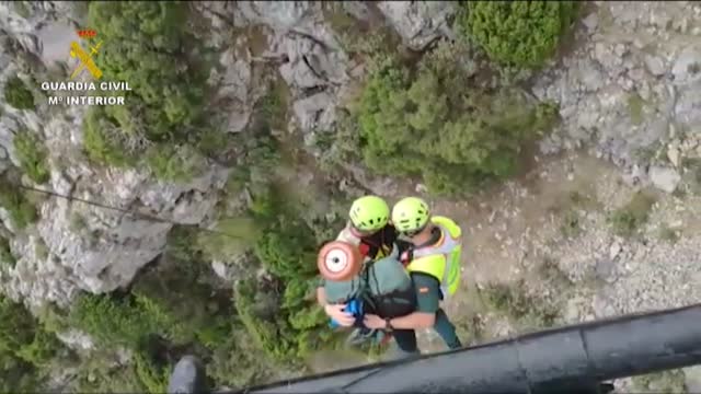 Rescatado un senderista tras caer 15 metros por un barranco en Marbella (Málaga)
