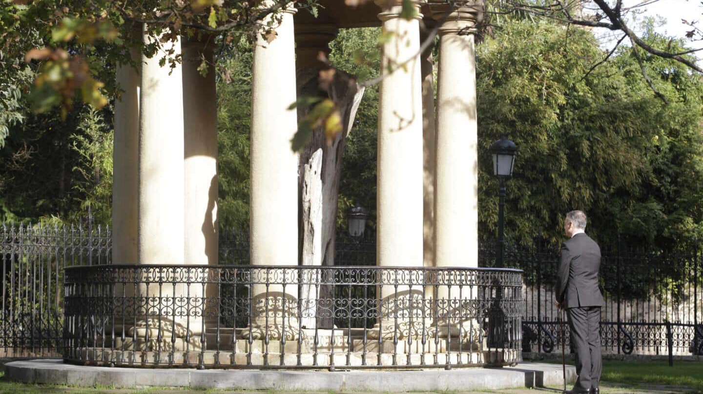 El lehendakari Iñigo Urkullu presenta sus respetos ante el viejo Árbol de Gernika tras jurar su cargo en 2017.