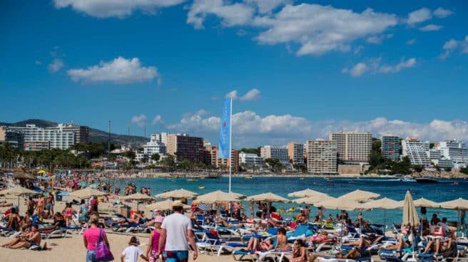 Turistas en una playa.