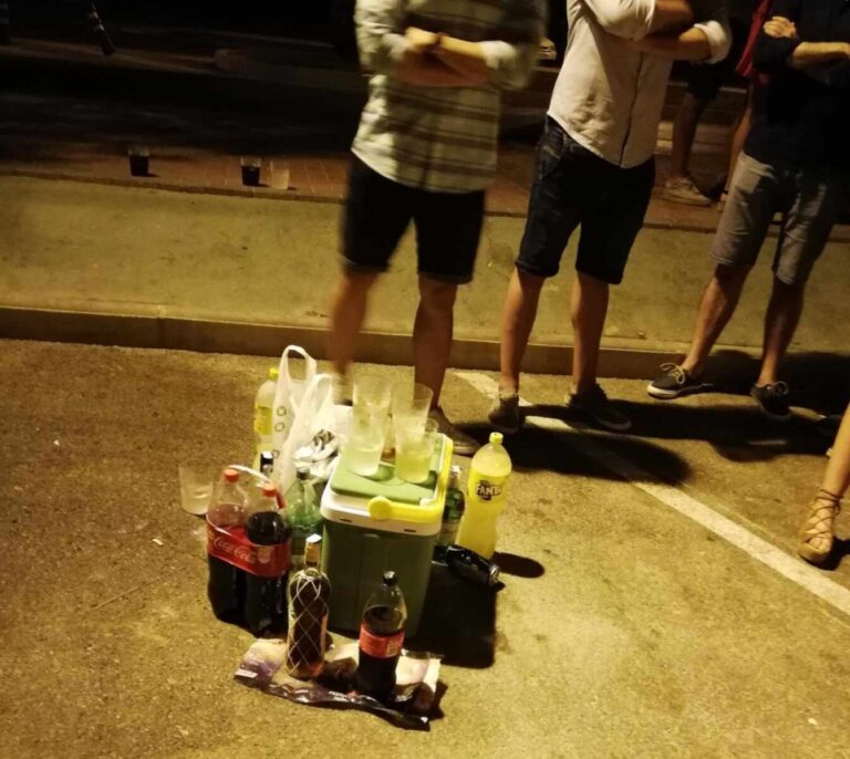 Los hosteleros acusan a Illa de favorecer el botellón al impedir abrir el ocio nocturno