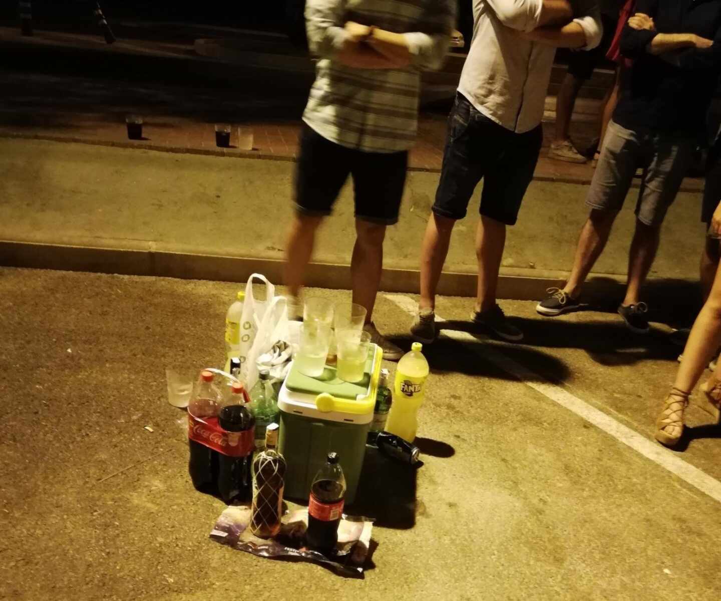 Los hosteleros acusan a Illa de favorecer el botellón al impedir abrir el ocio nocturno