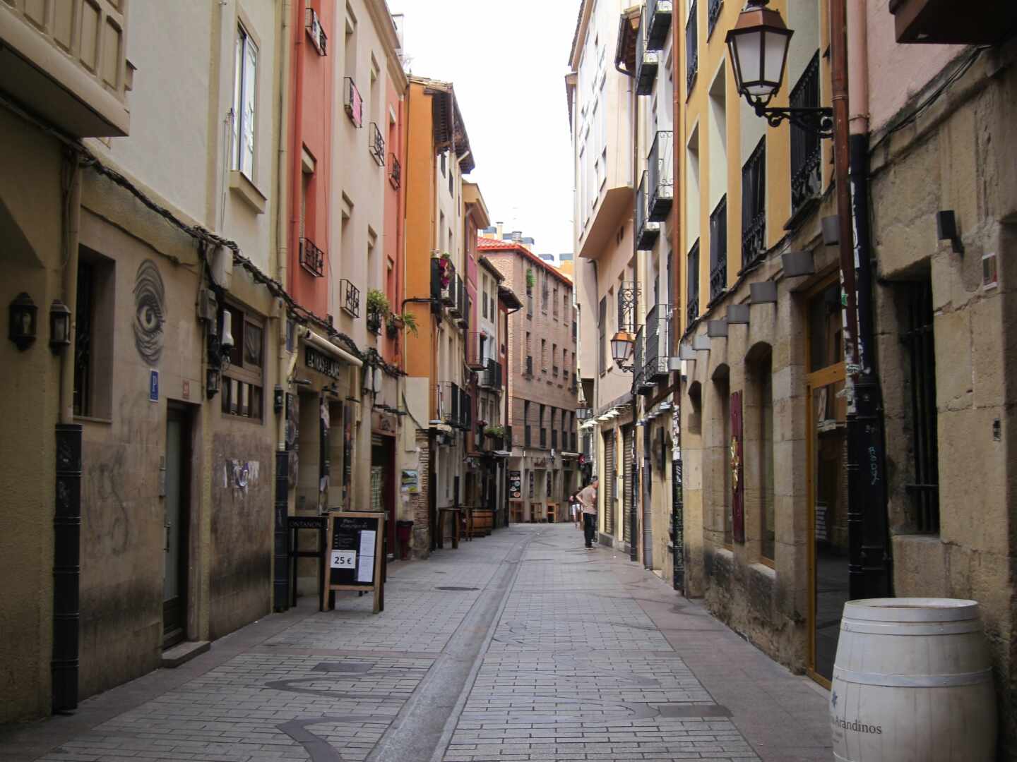 La famosa calle Laurel de Logroño reabre tres meses después como zona gastronómica segura