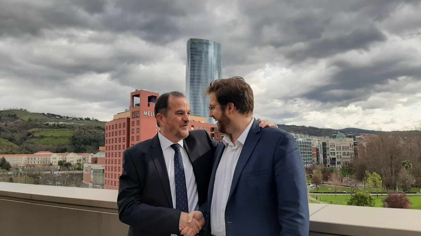 El candidato a lehendakari, Carlos Iturgaiz, junto al líder de Ciudadanos en el País Vasco, Luis Gordillo, durante la presentación de la coalición PP+Cs.