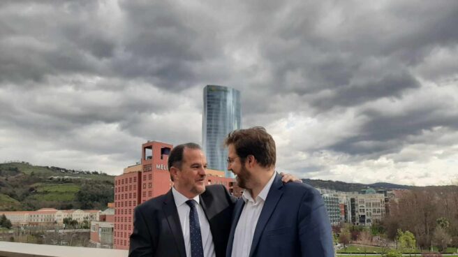 El candidato a lehendakari, Carlos Iturgaiz, junto al líder de Ciudadanos en el País Vasco, Luis Gordillo, durante la presentación de la coalición PP+Cs.