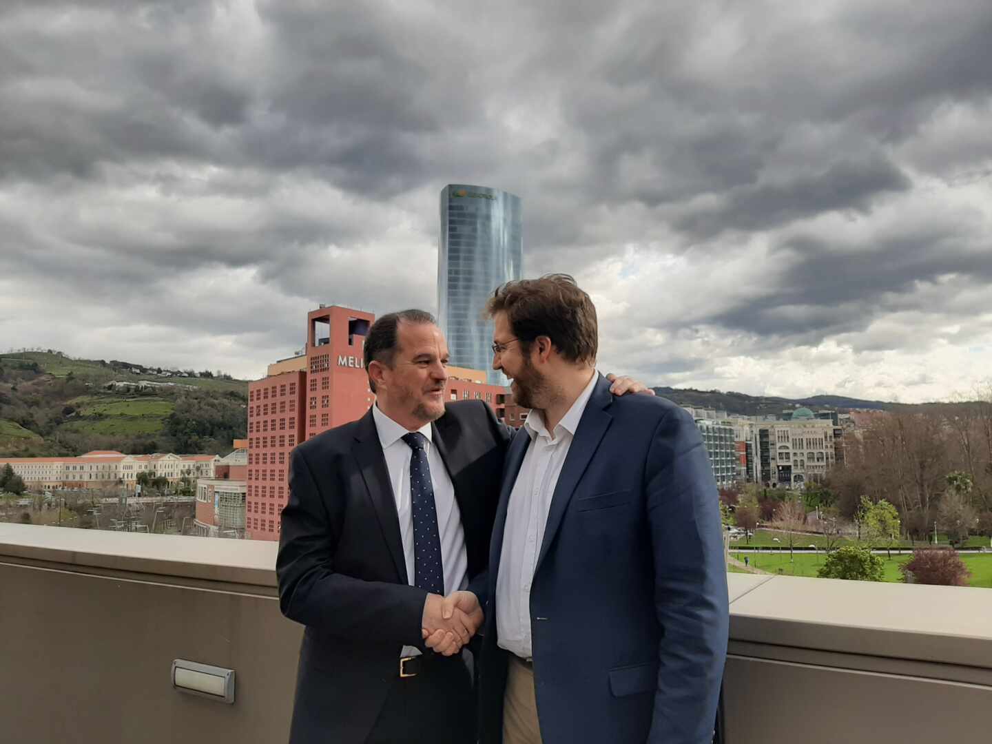 El candidato a lehendakari, Carlos Iturgaiz, junto al líder de Ciudadanos en el País Vasco, Luis Gordillo, durante la presentación de la coalición PP+Cs.