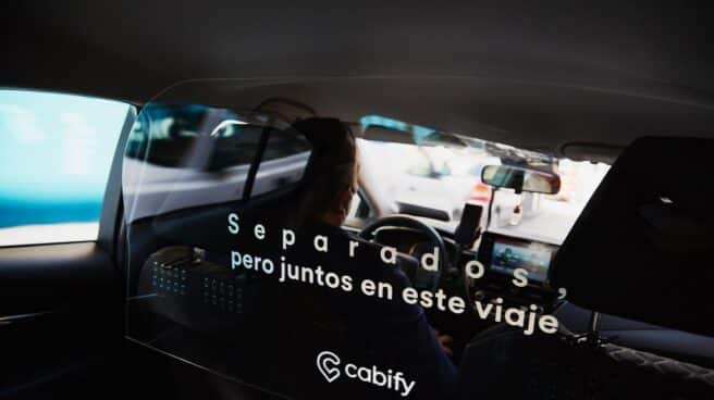 Mampara en un vehículo de Cabify.
