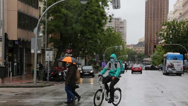 Un ciclista en Madrid en un día de lluvia