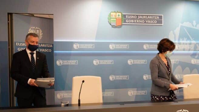El lehendakari Iñigo Urkullu junto a la consejera de Salud, Nekane Murga.