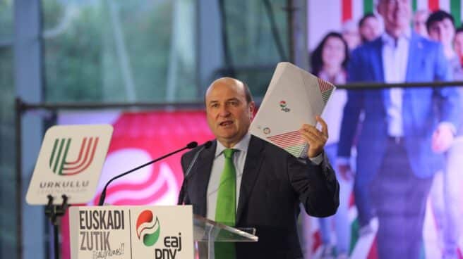 El presidente del PNV, Andoni Ortuzar, exhibe el programa electoral del PNV para la legislatura 2020-2024.