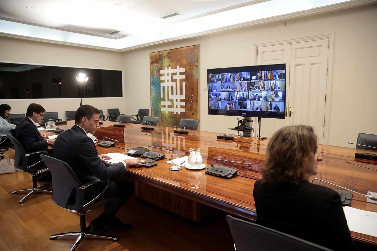 Videoconferencia entre miembros del Gobierno y los presidentes de las Comunidades Autónomas.