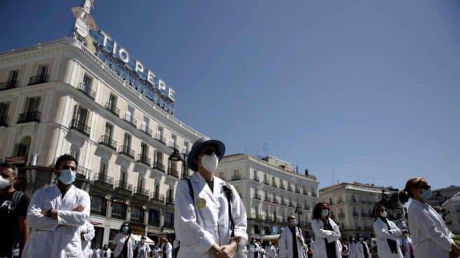 Concentracion de médicos en Sol en defensa de la profesión