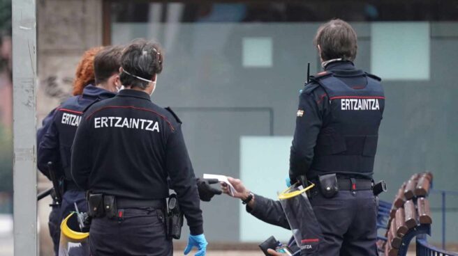 Agentes de la Ertzaintza durante la crisis sanitaria.