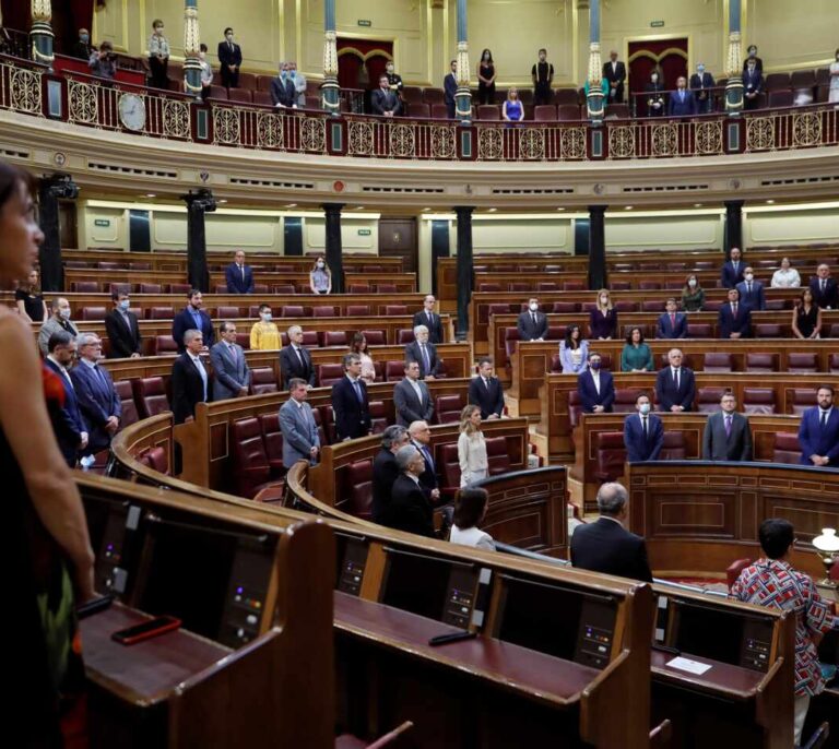 Las víctimas claman dentro y fuera del Congreso contra los homenajes a etarras