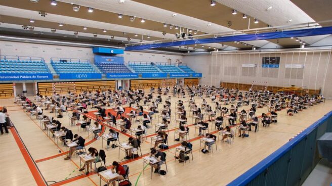 Estudiantes de Navarra durante las pruebas de acceso a la Universidad, EVAU o EBAU según comunidades, a la que se han enfrentado este martes más de 200.000 mil aspirantes a una plaza de estudios superiores de toda España, y en la que tras la pandemia de la Covid-19 serán obligatorias las mascarillas y las distancias de seguridad. EFE