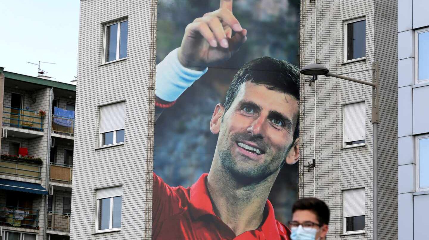 Un enorme mural de Djokovic en un edificio de Belgrado