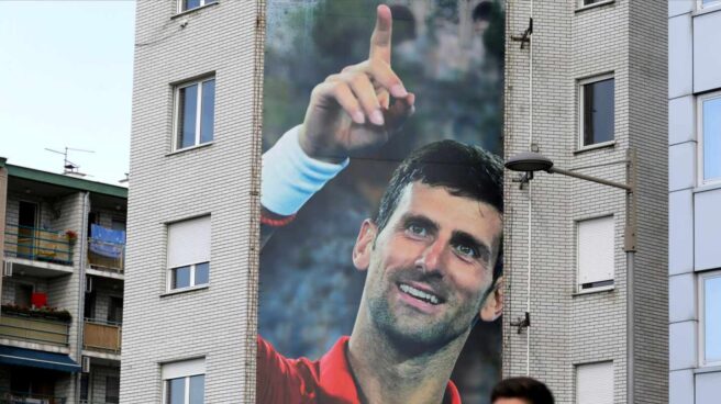 Un enorme mural de Djokovic en un edificio de Belgrado