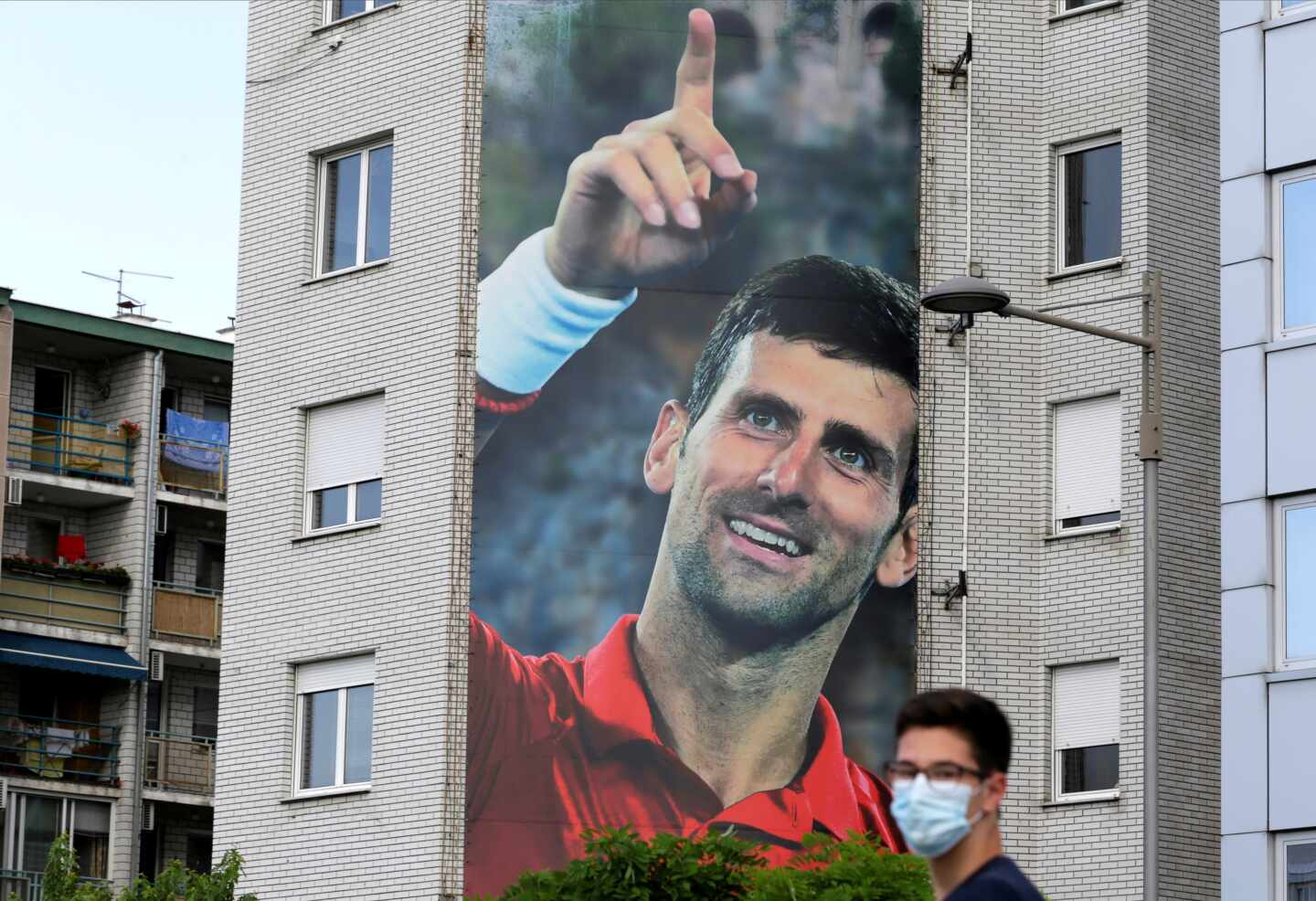 Un enorme mural de Djokovic en un edificio de Belgrado