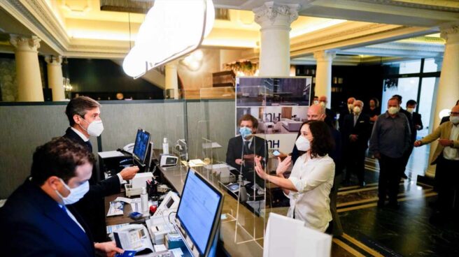 La presidenta de la Comunidad de Madrid, Isabel Díaz Ayuso y el alcalde de Madrid, José Luis Martínez-Almeida, durante el acto de la reapertura del Hotel NH Madrid Nacional.