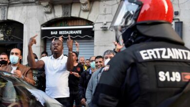 Piedras, botellas y huevos: así ha sido la batalla campal en Bilbao tras el mitin de Ortega Smith