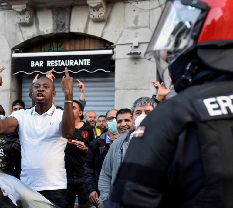 Piedras, botellas y huevos: así ha sido la batalla campal en Bilbao tras el mitin de Ortega Smith