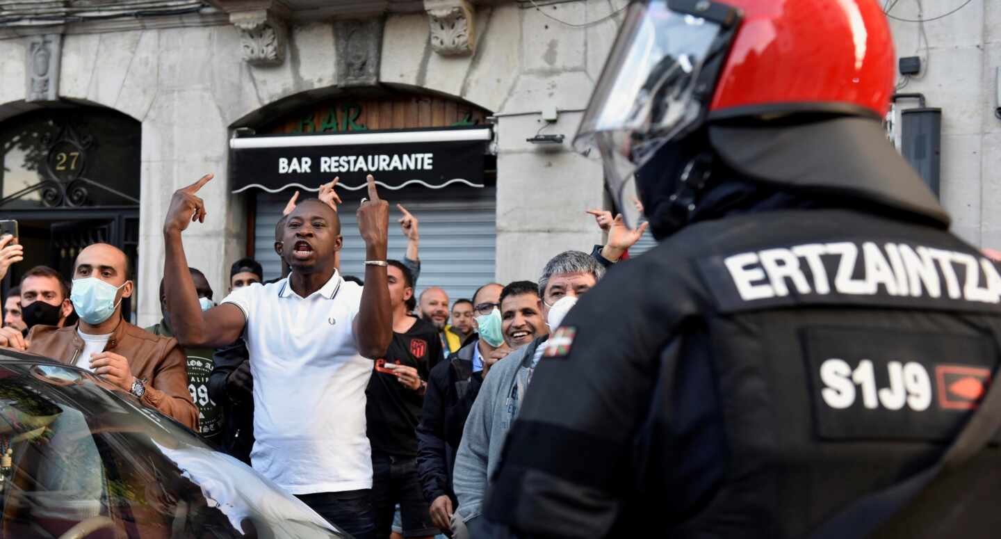 Piedras, botellas y huevos: así ha sido la batalla campal en Bilbao tras el mitin de Ortega Smith