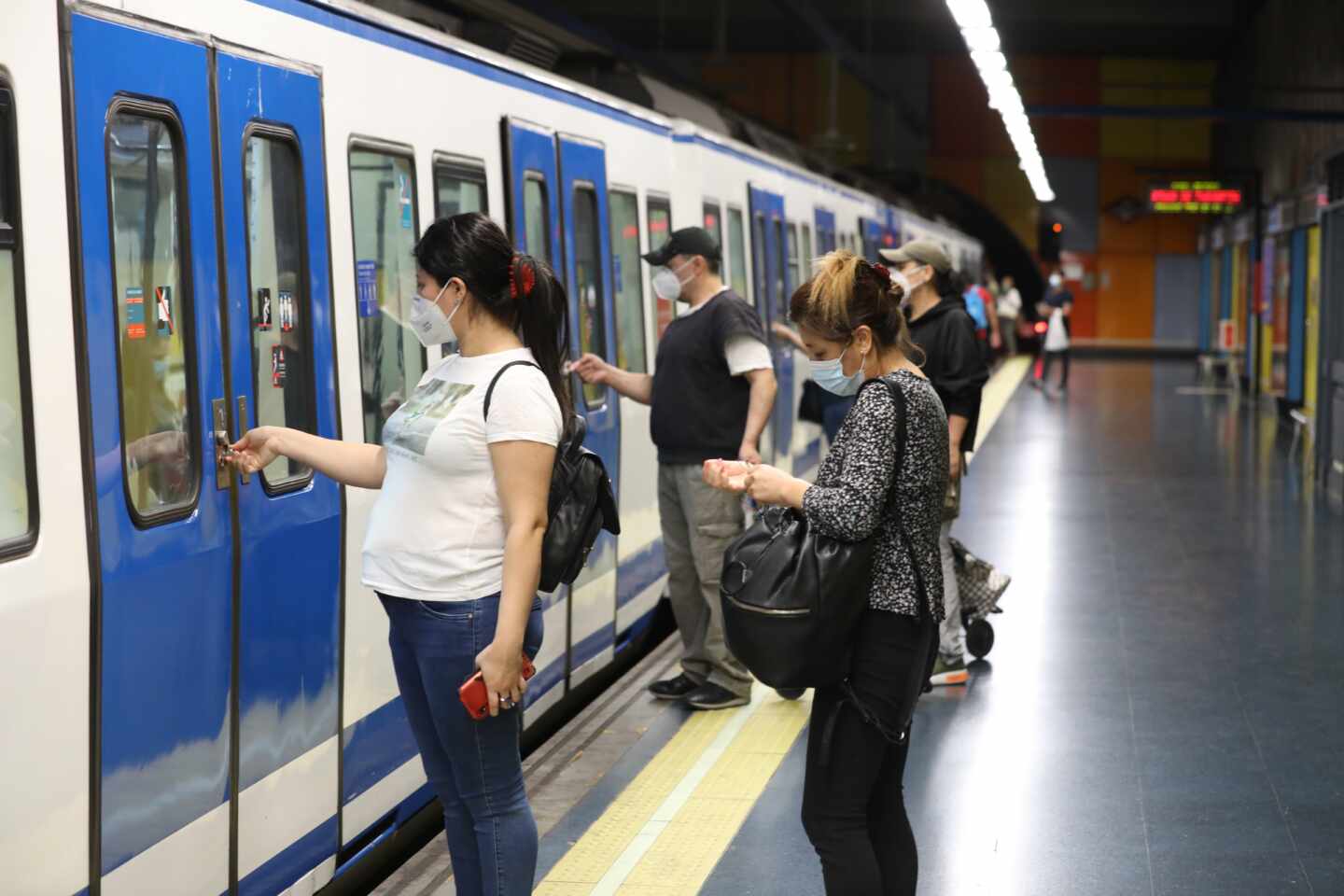 Sanidad pública de Madrid pide a los jóvenes que se pongan siempre la mascarilla