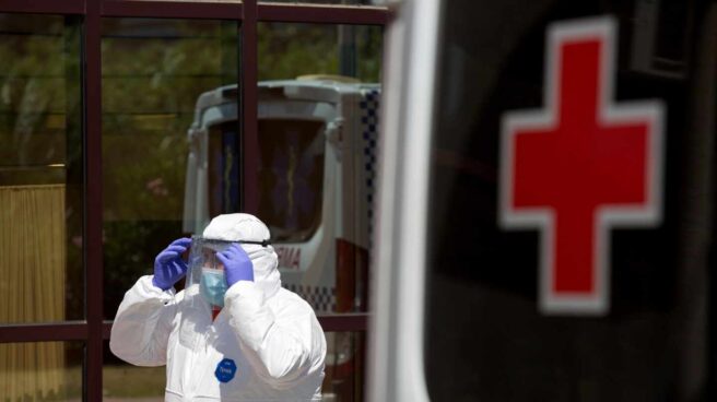Personal sanitario llega al Centro de Acogida, Emergencia y Derivación de Cruz Roja de Málaga para trasladar a una de las personas afectadas por coronavirus.