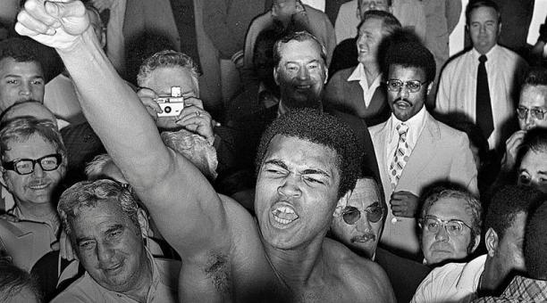 Muhammad Ali rodeado de periodistas y seguidores en 1973, tras su pelea con Joe Bugnerm en Las Vegas