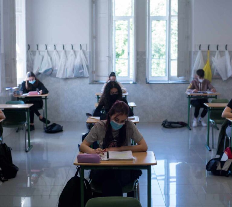 El Gobierno propone recuperar las clases presenciales y que los alumnos sigan usando mascarilla el próximo curso