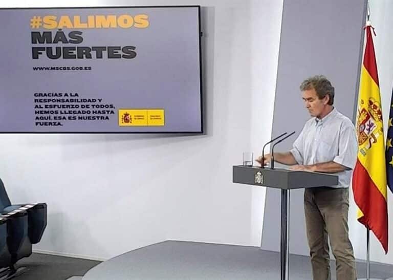 Simón contradice a Ayuso y no es partidario de hacer test a los turistas