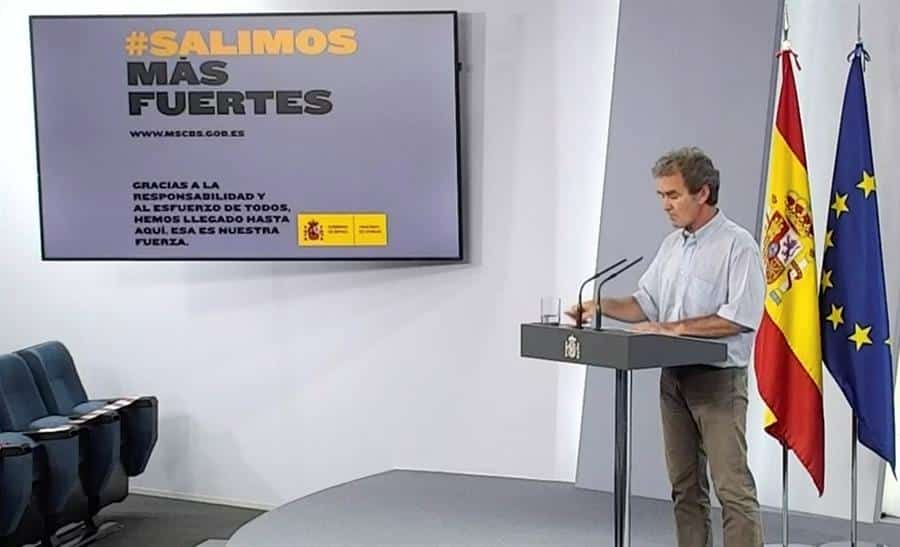 Simón contradice a Ayuso y no es partidario de hacer test a los turistas