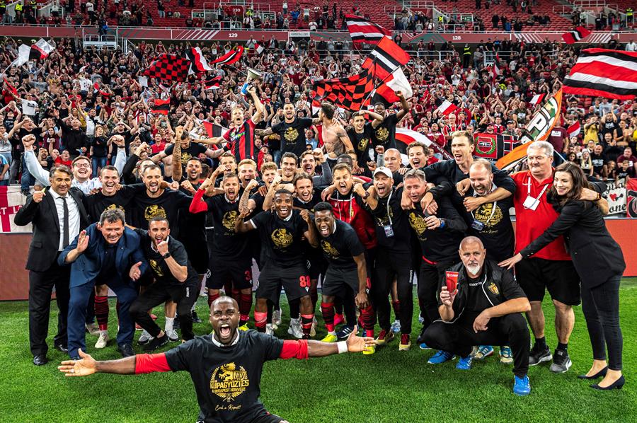 El Honved húngaro celebra con sus aficionados el título de Copa conquistado el miércoles