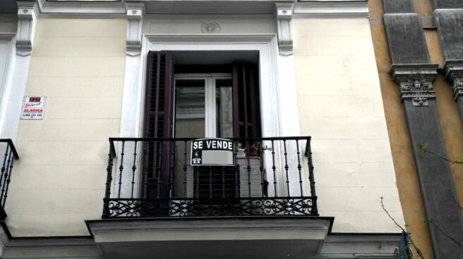 Un cartel de 'Se vende' cuelga del balcón de una vivienda. Un cartel de 'Se vende' cuelga del balcón de una vivienda.