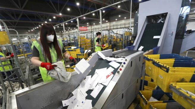 Una empleada de Correos clasifica parte de los envíos.