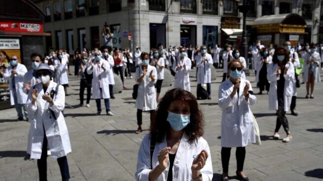 Concentracion de médicos en Sol en defensa de la profesión