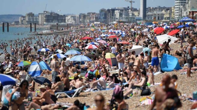 Bañistas en la playa de Brighton, en Gran Bretaña, este viernes.