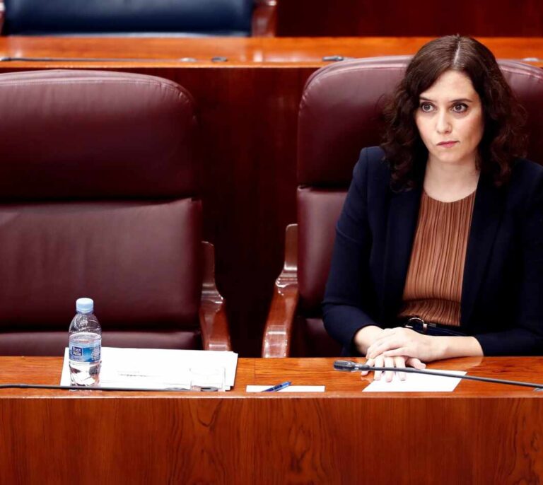 FACUA rechaza la cartilla Covid de Ayuso "por vulnerar los derechos de los usuarios"